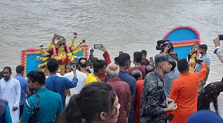সুরমার বুকে দুর্গা প্রতিমা বিসর্জন
